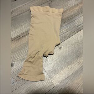 SKIMS Seamless Left leg exposed sculpting shorts NWOT